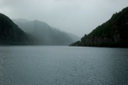 Regen über dem Lenefjord